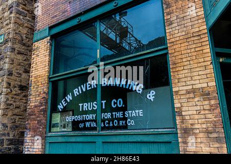 Eines der verlassenen Bankgebäude in der Innenstadt von Thurmond neben den Railroad Tracks, New River Gorge National Park, Wesy Virginia, USA Stockfoto