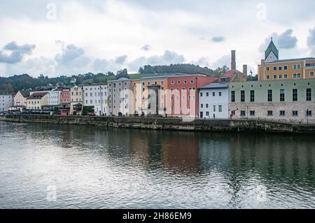 Stadtbild von Passau, Bayern, Deutschland. Die Donau im Vordergrund Stockfoto