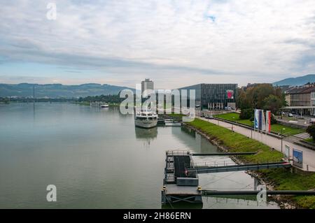 Die Donau fließt durch Linz, Österreich Stockfoto