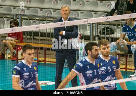 Ravenna, Italien. 27th. November 2021. Emanuele Zanini Cheftrainer von Ravenna während des Consar Ravenna gegen Allianz Milano, Volleyball Italienische Serie A Männer Superliga Meisterschaft in Ravenna, Italien, November 27 2021 Quelle: Independent Photo Agency/Alamy Live News Stockfoto