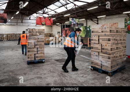 Freiwillige von Banques Alimentaires organisieren am 27. November 2021 in Paris, Frankreich, Gegenstände. Die Bestände sind auf dem niedrigsten Stand, und die 79 Lebensmittelbanken, eine Art Großhändler, der mehr als 6.000 lokale Hilfsorganisationen beliefert, zählen auf die drei Sammeltage, die vom 26. Bis 28. November organisiert wurden, um ihre Regale aufzufüllen. Wie zu Beginn jedes Winters fordern sie Kunden in 9.000 Supermärkten auf, Lebensmittel zu kaufen und zu spenden. Foto von Mylen Deroche/ABACAPRESS.COM Stockfoto