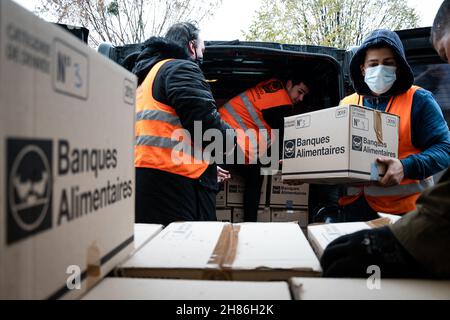 Freiwillige von Banques Alimentaires organisieren am 27. November 2021 in Paris, Frankreich, Gegenstände. Die Bestände sind auf dem niedrigsten Stand, und die 79 Lebensmittelbanken, eine Art Großhändler, der mehr als 6.000 lokale Hilfsorganisationen beliefert, zählen auf die drei Sammeltage, die vom 26. Bis 28. November organisiert wurden, um ihre Regale aufzufüllen. Wie zu Beginn jedes Winters fordern sie Kunden in 9.000 Supermärkten auf, Lebensmittel zu kaufen und zu spenden. Foto von Mylen Deroche/ABACAPRESS.COM Stockfoto