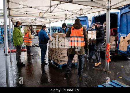 Freiwillige von Banques Alimentaires organisieren am 27. November 2021 in Paris, Frankreich, Gegenstände. Die Bestände sind auf dem niedrigsten Stand, und die 79 Lebensmittelbanken, eine Art Großhändler, der mehr als 6.000 lokale Hilfsorganisationen beliefert, zählen auf die drei Sammeltage, die vom 26. Bis 28. November organisiert wurden, um ihre Regale aufzufüllen. Wie zu Beginn jedes Winters fordern sie Kunden in 9.000 Supermärkten auf, Lebensmittel zu kaufen und zu spenden. Foto von Mylen Deroche/ABACAPRESS.COM Stockfoto