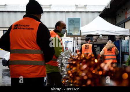 Freiwillige von Banques Alimentaires organisieren am 27. November 2021 in Paris, Frankreich, Gegenstände. Die Bestände sind auf dem niedrigsten Stand, und die 79 Lebensmittelbanken, eine Art Großhändler, der mehr als 6.000 lokale Hilfsorganisationen beliefert, zählen auf die drei Sammeltage, die vom 26. Bis 28. November organisiert wurden, um ihre Regale aufzufüllen. Wie zu Beginn jedes Winters fordern sie Kunden in 9.000 Supermärkten auf, Lebensmittel zu kaufen und zu spenden. Foto von Mylen Deroche/ABACAPRESS.COM Stockfoto