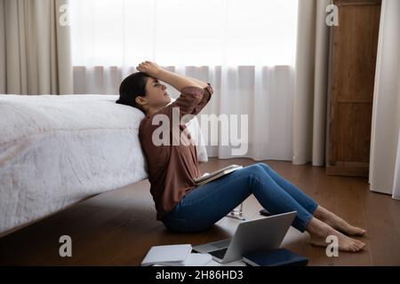 Unglücklich gestresste junge inderin fühlt sich müde. Stockfoto