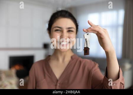 Nahaufnahme der Schlüssel in den Händen einer lächelnden inderin. Stockfoto