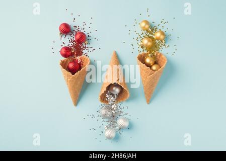 Draufsicht Foto von drei gestaffelten Eiszapfen mit weihnachtsdekorationen Explosion von roten Silber und Gold weihnachtsbaumkugeln und Pailletten auf Isol Stockfoto