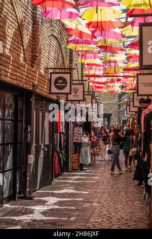 Regenschirm im Innenbereich im Gehweg am Camden Lock Market Stockfoto