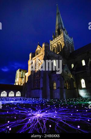 Im Kreuzgang der Chichester Cathedral werden 1.000 Leuchtenstämme mit wechselnden Farben als Teil einer immersiven Kunstinstallation des britischen Künstlers Bruce Munro mit dem Titel „Field of Blooms“ ausgestellt. Bilddatum: Samstag, 27. November 2021. Stockfoto