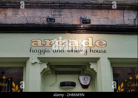 Edinburgh, Schottland - 20. Nov 2021: Das Schild für Arcade Bar Haggis & Whisky House in Edinburgh. Stockfoto