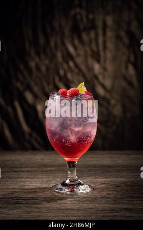 Leckere erfrischende Beerenobst-Limonade mit zerkleinertem Eis Stockfoto