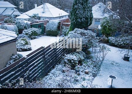 Edinburgh, Schottland, Großbritannien. 28th. November 2021. Erster Winterschnee in Duddingston, Temperatur 1 Grad Celsius und bewölkt mit Schneeschauern. Credit: Arch White Stockfoto