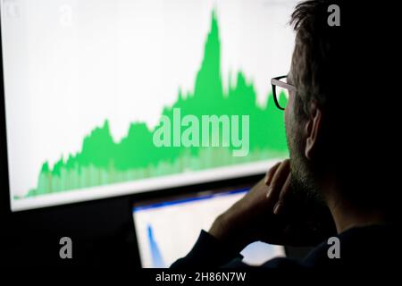 Analysten von Krypto-Händlern, die auf dem Computerbildschirm an den Online-Aktienmarkt denken, der mit globalen Risiken für Investitionen umgeht. Stockfoto