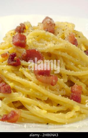 Carbonara-Spaghetti mit Speck und Eiern Stockfoto