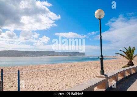 Die Lagune bei Foz Do Arelho eine Gemeinde (freguesia) im Kreis von Caldas da Rainha, Portugal. Stockfoto