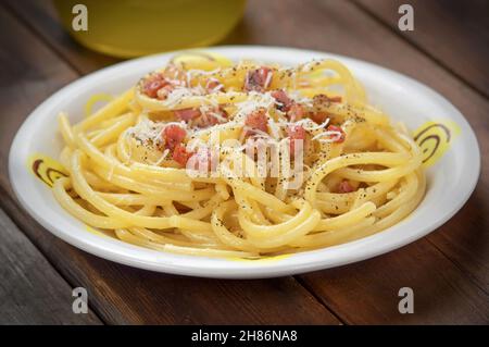 Carbonara-Spaghetti mit Speck und Eiern Stockfoto