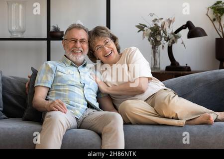 Happy older 60s Paar entspannen im Wohnzimmer Heim Porträt Stockfoto