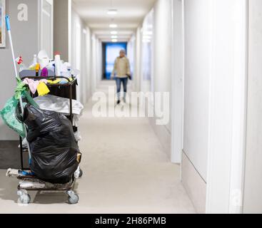 Reinigungsprogramm hausmeisterdienste Warenkorb im Hotelflur Stockfoto