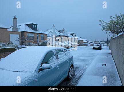 Edinburgh, Schottland, Großbritannien. 28th. November 2021. Erster Winterschnee in Duddingston, Temperatur 1 Grad Celsius und bewölkt mit Schneeschauern. Credit: Arch White Stockfoto