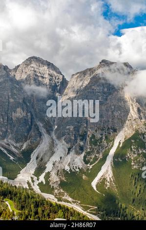 Alpenlandschaft. Fotografiert im Skigebiet Schlick 2000, Stubai, Tirol, Österreich im September Stockfoto