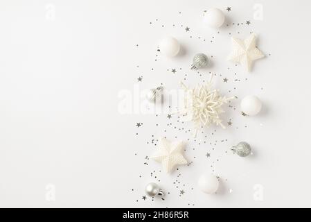 Draufsicht Foto von weißen und silbernen weihnachtsbaum Dekorationen Schneeflockenkugeln Sterne und Pailletten auf isolierten weißen Hintergrund mit Copyspace Stockfoto
