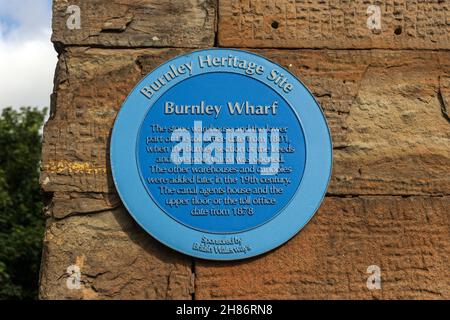 Blaue Plakette von Burnley Wharf. Manchester Road, Burnley, Lancashire. Stockfoto