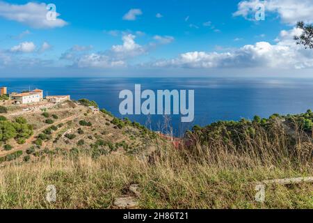 Luftaufnahme von einem Blick auf die Insel Gorgona, Italien, an einem sonnigen Tag Stockfoto