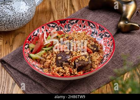 Usbekischer Pilaf. Traditioneller Teller mit köstlichem hausgemachtem Plov Stockfoto