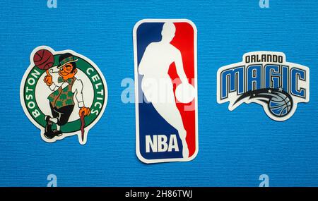 1. Oktober 2021, Springfield, USA, Embleme der Basketballteams Boston Celtics und Orlando Magic auf blauem Hintergrund. Stockfoto