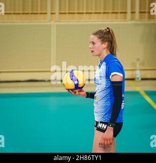 Wiesbaden, Deutschland. 27th. November 2021. Wiesbaden, Deutschland, November 27t Pia Leweling (7 Wiesbaden) beim DVV-Pokal-Viertelfinale 2021/2022 in der Sporthalle am Platz der Deutschen Einheit in Wiesbaden, Deutschland. Norina Toenges/Sports Press Phot Credit: SPP Sport Press Photo. /Alamy Live News Stockfoto