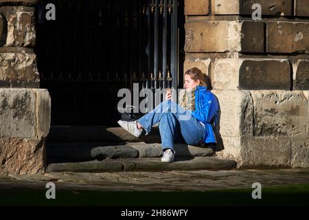 Eine Studentin sitzt in einer Nische vor der Radcliffe Camera Library an der Universität Oxford, England. Stockfoto