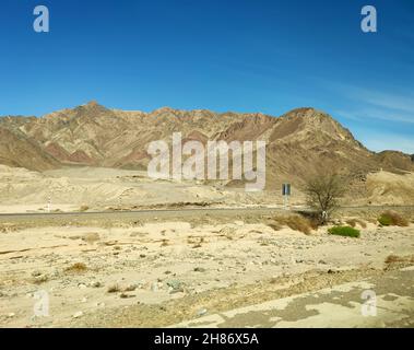 Straße durch Sinai Wüste, malerischen Hintergrund mit Bergen und Hügeln, Wüste Landschaft Tapete Stockfoto