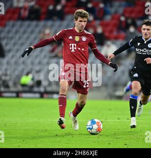 München, Deutschland. 27th. November 2021. Thomas Müller vom FC Bayern München. Kredit: Peter Kneffel/dpa - WICHTIGER HINWEIS: Gemäß den Bestimmungen der DFL Deutsche Fußball Liga und/oder des DFB Deutscher Fußball-Bund ist es untersagt, im Stadion und/oder vom Spiel aufgenommene Fotos in Form von Sequenzbildern und/oder videoähnlichen Fotoserien zu verwenden oder zu verwenden./dpa/Alamy Live News Stockfoto