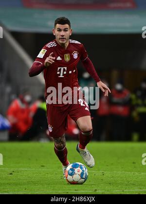 München, Deutschland. 27th. November 2021. Lucas Hernandez vom FC Bayern München. Kredit: Peter Kneffel/dpa - WICHTIGER HINWEIS: Gemäß den Bestimmungen der DFL Deutsche Fußball Liga und/oder des DFB Deutscher Fußball-Bund ist es untersagt, im Stadion und/oder vom Spiel aufgenommene Fotos in Form von Sequenzbildern und/oder videoähnlichen Fotoserien zu verwenden oder zu verwenden./dpa/Alamy Live News Stockfoto