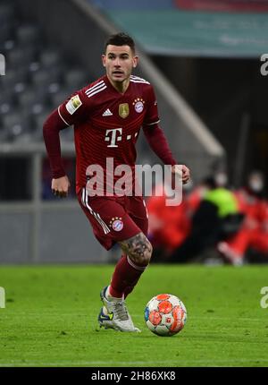 München, Deutschland. 27th. November 2021. Lucas Hernandez vom FC Bayern München. Kredit: Peter Kneffel/dpa - WICHTIGER HINWEIS: Gemäß den Bestimmungen der DFL Deutsche Fußball Liga und/oder des DFB Deutscher Fußball-Bund ist es untersagt, im Stadion und/oder vom Spiel aufgenommene Fotos in Form von Sequenzbildern und/oder videoähnlichen Fotoserien zu verwenden oder zu verwenden./dpa/Alamy Live News Stockfoto