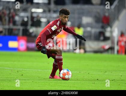 München, Deutschland. 27th. November 2021. Kingsley Coman vom FC Bayern München. Kredit: Peter Kneffel/dpa - WICHTIGER HINWEIS: Gemäß den Bestimmungen der DFL Deutsche Fußball Liga und/oder des DFB Deutscher Fußball-Bund ist es untersagt, im Stadion und/oder vom Spiel aufgenommene Fotos in Form von Sequenzbildern und/oder videoähnlichen Fotoserien zu verwenden oder zu verwenden./dpa/Alamy Live News Stockfoto