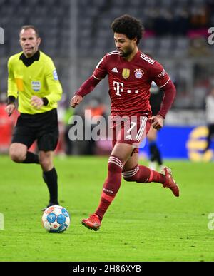 München, Deutschland. 27th. November 2021. Serge Gnabry vom FC Bayern München. Kredit: Peter Kneffel/dpa - WICHTIGER HINWEIS: Gemäß den Bestimmungen der DFL Deutsche Fußball Liga und/oder des DFB Deutscher Fußball-Bund ist es untersagt, im Stadion und/oder vom Spiel aufgenommene Fotos in Form von Sequenzbildern und/oder videoähnlichen Fotoserien zu verwenden oder zu verwenden./dpa/Alamy Live News Stockfoto