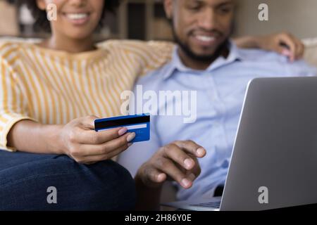 Junge Mischung raste verheiratetes Paar, das online von zu Hause aus einkauft Stockfoto