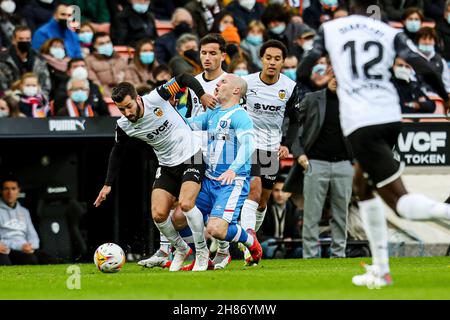 Jose Luis Gaya aus Valencia und ISI Palazon aus Rayo Vallecano während des Fußballspiels der spanischen Meisterschaft La Liga zwischen Valencia CF und Rayo Vallecano am 27. November 2021 im Mestalla-Stadion in Valencia, Spanien - Foto: Ivan Terron/DPPI/LiveMedia Stockfoto