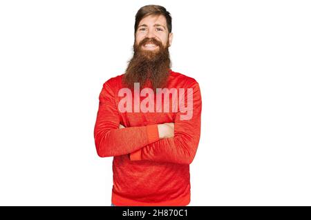 Rotschopf Mann mit langen Bart tragen lässige Kleidung glücklich Gesicht lächelnd mit gekreuzten Armen Blick auf die Kamera. Positive Person. Stockfoto