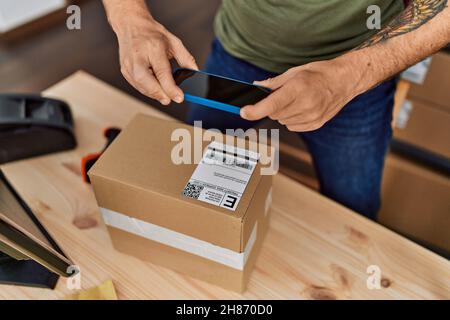 Junge Rotschopf Mann Geschäftsmann machen Foto zu verpacken im Büro Stockfoto
