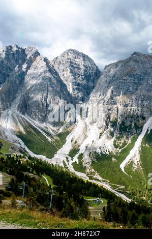 Alpenlandschaft. Fotografiert im Skigebiet Schlick 2000, Stubai, Tirol, Österreich im September Stockfoto