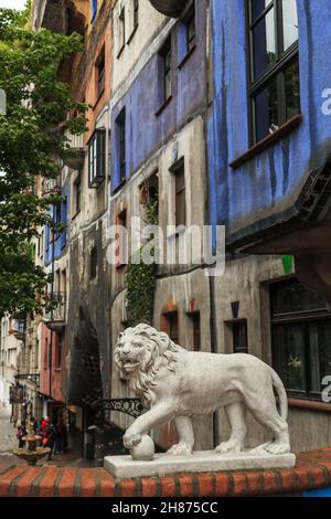 WIEN, ÖSTERREICH - 22. MAI 2019: Dies ist eine Figur eines Löwen in der Nähe des Hundertwasserhauses. Stockfoto