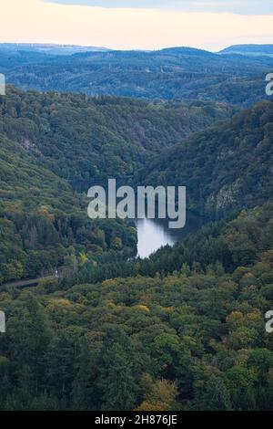 Blick auf die Saarschleife im Saarland. Aussichtspunkt, von dem aus Sie die Saar betrachten und die Natur genießen können. Stockfoto