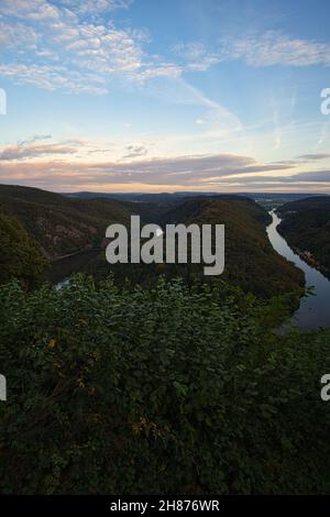 Blick auf die Saarschleife im Saarland. Aussichtspunkt, von dem aus Sie die Saar betrachten und die Natur genießen können. Stockfoto