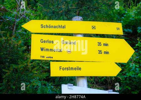 Gelbe Wanderpfadschilder mit Entfernungen, geschätzte Zeit und Wegbeschreibung Österreich, Tirol Zillertaler Wald bei Winnertal Stockfoto
