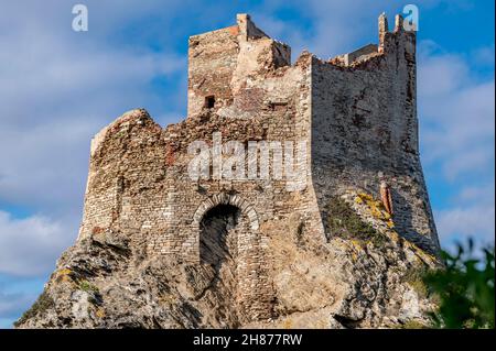 Der alte Torre Vecchia Turm, Gorgona Insel, Livorno, Italien, an einem sonnigen Tag Stockfoto