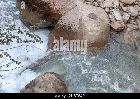 Schnell fließendes Wasser aus der Wilde Wasser Weg (Wilde Wasser Weg) Trail, Stubaital, Tirol, Österreich Stockfoto