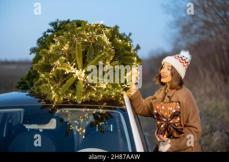 Frau, die sich auf einen Neujahrsurlaub vorbereitet Stockfoto