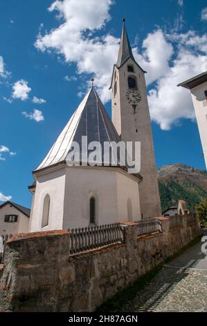 Pfarrkirche Engadiner Dorf Guarda, Schweiz Stockfoto